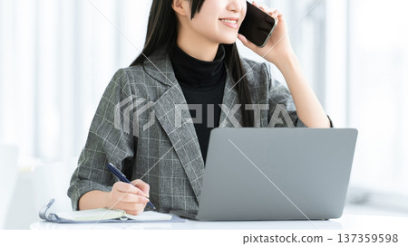 Young woman/businesswoman talking on smartphone Young woman/businesswoman talking on smartphone 137359598