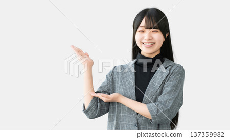 一位年輕女子/女商人正在指路 一位年輕女子/女商人正在指路 137359982