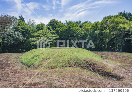 Niigata, front-back moated tomb at the Furutsuka Hachimanyama site 137360306