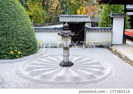 京都東山千春寺分寺雲龍院(琉璃山)靈明殿前院內的石燈籠(德川慶信捐贈) 京都東山千春寺分寺雲龍院(琉璃山)靈明殿前院內的石燈籠(德川慶信捐贈) 137360518