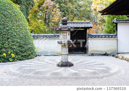京都東山千春寺分寺雲龍院(琉璃山)靈明殿前院內的石燈籠(德川慶信捐贈) 京都東山千春寺分寺雲龍院(琉璃山)靈明殿前院內的石燈籠(德川慶信捐贈) 137360520