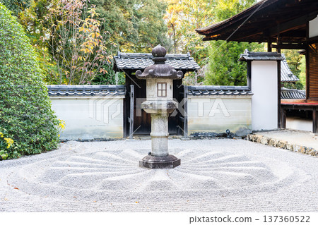 京都東山千春寺分寺雲龍院(琉璃山)靈明殿前院內的石燈籠(德川慶信捐贈) 京都東山千春寺分寺雲龍院(琉璃山)靈明殿前院內的石燈籠(德川慶信捐贈) 137360522