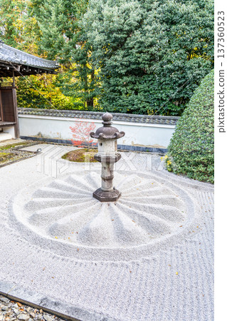 京都東山千春寺分寺雲龍院(琉璃山)靈明殿前院內的石燈籠(德川慶信捐贈) 京都東山千春寺分寺雲龍院(琉璃山)靈明殿前院內的石燈籠(德川慶信捐贈) 137360523