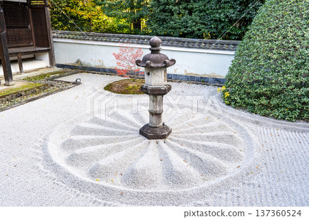 京都東山千春寺分寺雲龍院(琉璃山)靈明殿前院內的石燈籠(德川慶信捐贈) 京都東山千春寺分寺雲龍院(琉璃山)靈明殿前院內的石燈籠(德川慶信捐贈) 137360524