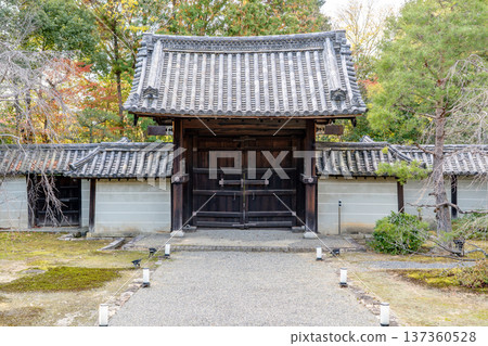 雲龍院(琉璃山),京都東山千春寺的分院。龍華殿前的皇室使者門(皇室專用門)。 雲龍院(琉璃山),京都東山千春寺的分院。龍華殿前的皇室使者門(皇室專用門)。 137360528