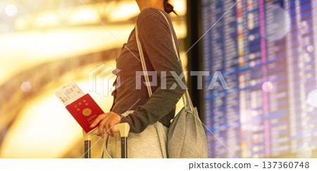 在機場核對登機證 ■攝影合作:關西國際機場(KIX) 在機場核對登機證 ■攝影合作:關西國際機場(KIX) 137360748