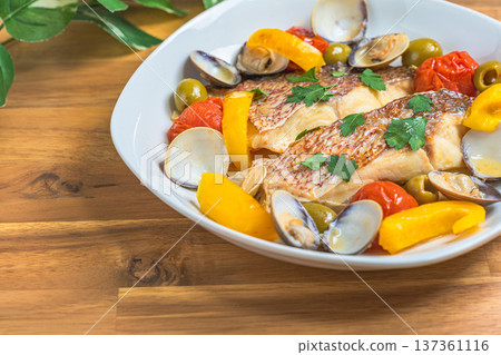 紅鯛魚海鮮拼盤，義大利風味，配蛤蜊和蔬菜 137361116