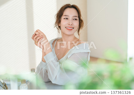Japanese women applying hand cream to their hands (skin care) 137361326