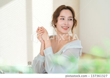 Japanese women applying hand cream to their hands (skin care) 137361327