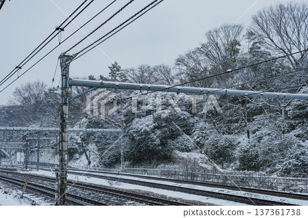 Asukayama Park on a snowy day seen from Oji Station. Winter railway scenery Asukayama Park on a snowy day seen from Oji Station. Winter railway scenery 137361738