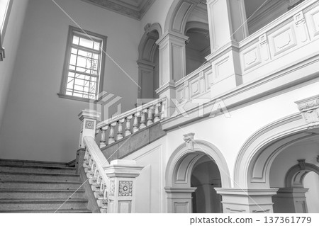 京都府政府舊址－從樓梯上仰望二樓（日本最古老的政府建築，建於明治時代）重要文化財產－報紙雜誌所在地 137361779