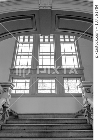 京都府舊址，從一樓仰望正門樓梯（日本最古老的政府建築，建於明治時代），重要文化財產，報紙雜誌辦公室。 137361784