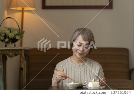 一位老婦人在客廳喝飲料 137361994