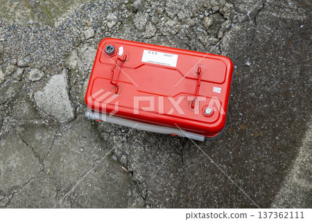 Gasoline carrying can 137362111