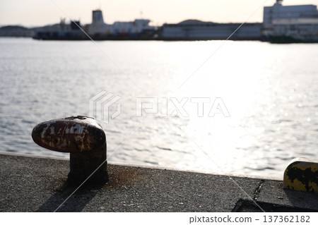 夕陽照亮了港口的海面。 夕陽照亮了港口的海面。 137362182