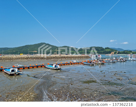 This is the seascape of Seoneupdo, Korea. This is the seascape of Seoneupdo, Korea. 137362218