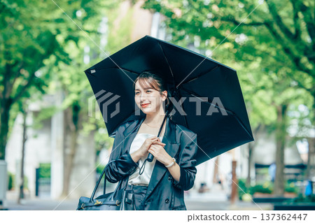 指向遮陽傘的女商人 137362447