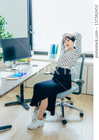 Business woman to relax 137362452