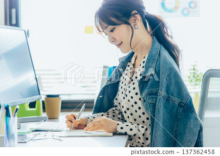 Creative business woman 137362458