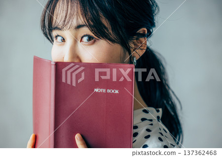 有筆記本的一位小姐 137362468