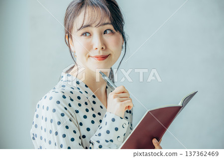 有筆記本的一位小姐 137362469