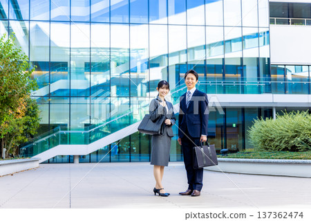 走在辦公室鎮的商人 137362474