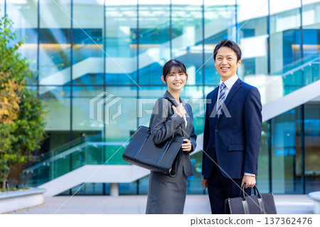 走在辦公室鎮的商人 走在辦公室鎮的商人 137362476