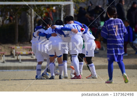Soccer match, huddle Soccer match, huddle 137362498