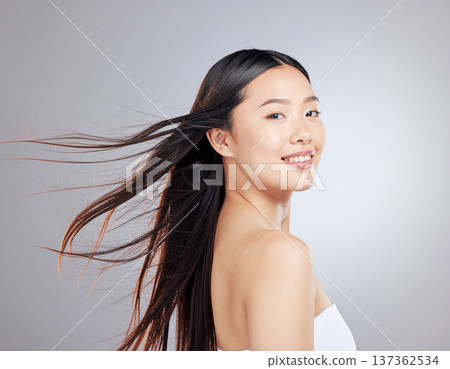 Beautiful woman with flowing hair 137362534