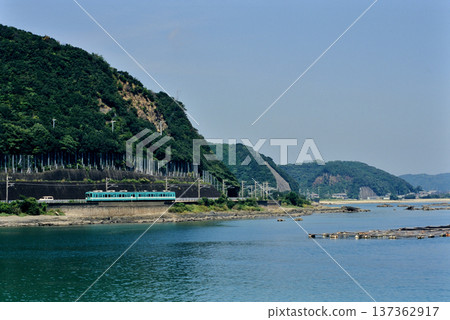 2007年:兩列105系地方列車在紀世本線上運行 2007年:兩列105系地方列車在紀世本線上運行 137362917