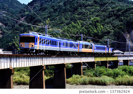 2007 年:紀伊本線上的「再見紀伊國海濱」快速列車。 2007 年:紀伊本線上的「再見紀伊國海濱」快速列車。 137362924