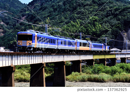 2007 年：紀伊本線上的「再見紀伊國海濱」快速列車。 137362925