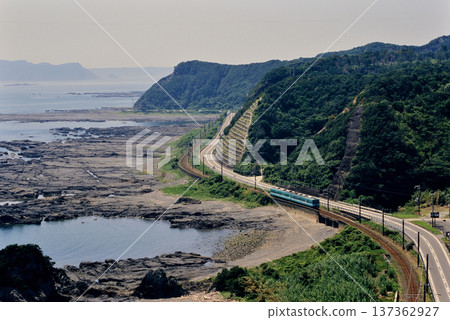 2007年：兩列105系地方列車在紀世本線上運行 137362927