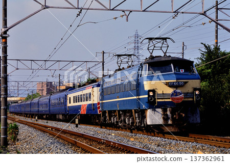 2007年EF6650型藍色列車，那霸號和曉號，行駛於東海道本線。 137362961