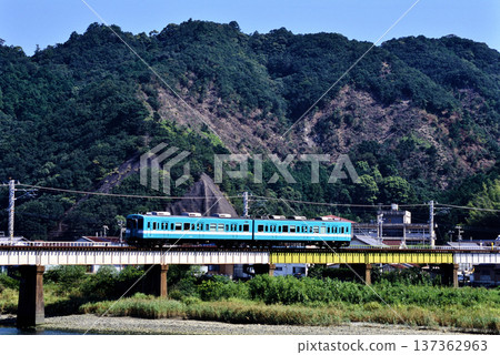 2007年:兩列105系地方列車在紀世本線上運行 2007年:兩列105系地方列車在紀世本線上運行 137362963