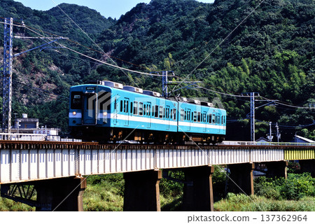 2007年：兩列105系地方列車在紀世本線上運行 137362964