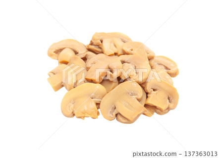 煮熟的蘑菇（切片）[白色背景，摳圖] 137363013