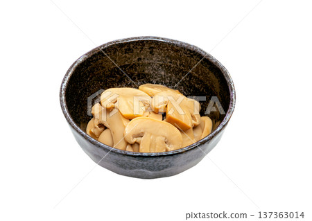 小碗裡的煮熟蘑菇（切片）[白色背景，摳圖] 137363014