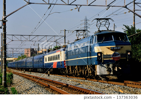 2007 EF6647 Blue Train Naha/Akatsuki running on the Tokaido Main Line 137363036