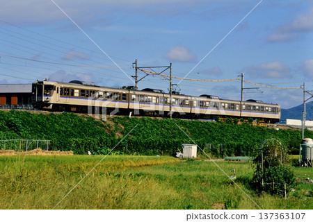 2007年:四列113系列退役列車沿路堤行駛 2007年:四列113系列退役列車沿路堤行駛 137363107