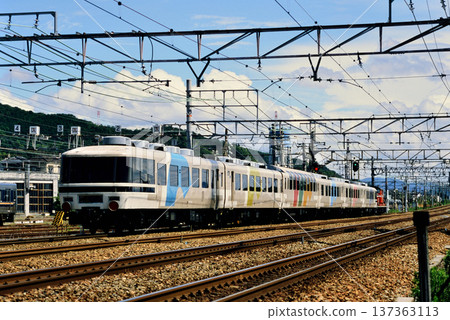 2007年:飛鳥號,一列運行於東海道本線的12系列榻榻米列車。 2007年:飛鳥號,一列運行於東海道本線的12系列榻榻米列車。 137363113