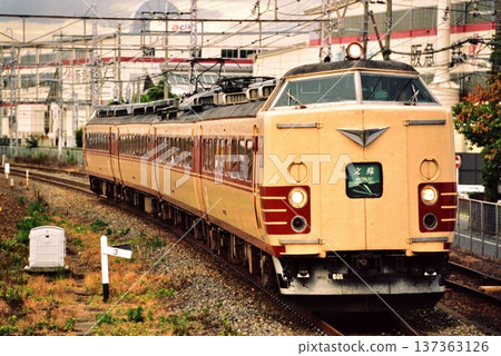2007年:四列183系和800系文殊特快列車在東海道線上運行。 2007年:四列183系和800系文殊特快列車在東海道線上運行。 137363126