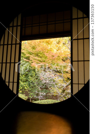 Kyoto, Higashiyama Sennyuji Temple branch temple, Unryuin (Rurizan) - View of autumn leaves in the courtyard from the window of enlightenment 137363150