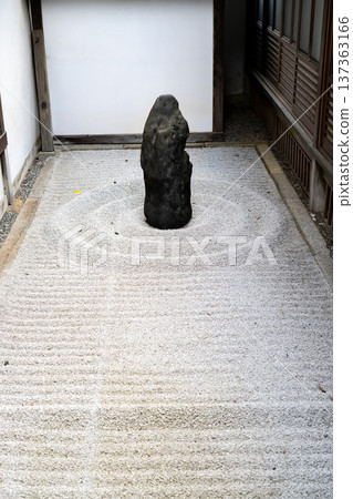 京都東山千春寺分寺雲龍院(琉璃山):小型庭園中的枯山水庭園(以黑石代表島嶼的海景) 京都東山千春寺分寺雲龍院(琉璃山):小型庭園中的枯山水庭園(以黑石代表島嶼的海景) 137363166