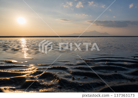 Sunset dyed on the Moshirai coast at dusk 137363173