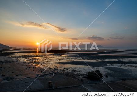 Sunset dyed on the Moshirai coast at dusk 137363177