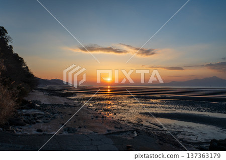 Sunset dyed on the Moshirai coast at dusk 137363179