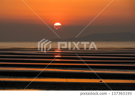 Sunset dyed on the Moshirai coast at dusk 137363193