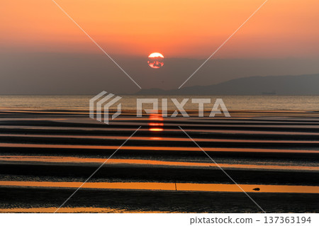 Sunset dyed on the Moshirai coast at dusk Sunset dyed on the Moshirai coast at dusk 137363194