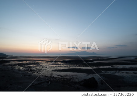 Sunset dyed on the Moshirai coast at dusk 137363220